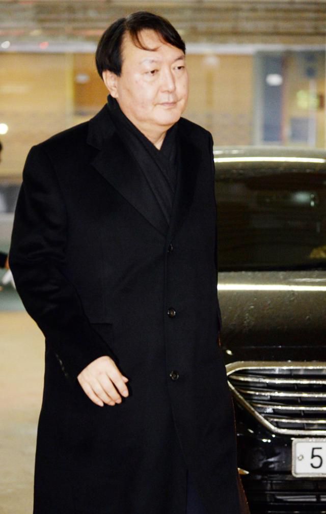 윤석열 당시 국정농단 특검 수사팀장이 2016년 12월 서울 강남구 특검 사무실로 출근하고 있다. 한국일보 자료사진