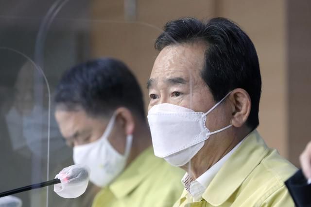 정세균 국무총리가 29일 정부서울청사에서 열린 코로나19 극복 기자간담회에서 중앙재난안전대책본부 회의 결과를 발표하고 있다. 뉴스1