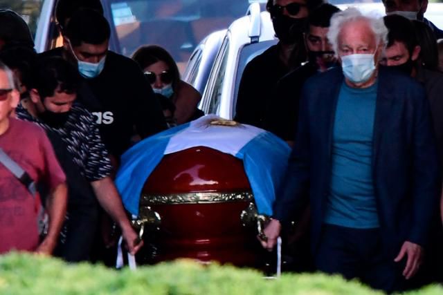 26일 아르헨티나 부에노스아이레스 근교의 베야 비스타 공동묘지에서 전날 별세한 아르헨티나 '축구 전설' 디에고 마라도나의 관을 고인의 유족과 친구들이 운구하고 있다. 부에노스아이레스 AFP=연합뉴스