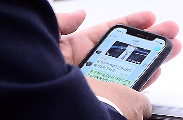 4일 고위공직자범죄수사처(공수처) 개정안 논의를 위해 열린 국회 법제사법위원회 법안심사제1소위원회에 참석한 이용구 신임 법무부 장관이 휴대폰으로 윤석열 검찰총장의 '검사징계법 헌법소원 제기'에 대한 메시지를 주고받고 있다. 이 차관은 악수인 것 같다고 평가했다. 오대근 기자