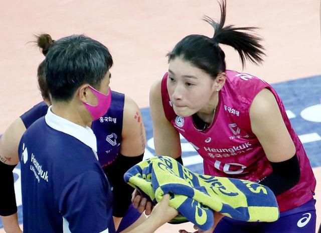 흥국생명 김연경(오른쪽)이 5일 인천 계양체육관에서 열린 여자프로배구 GS칼텍스 KIXX 의 경기에서 1세트에 코 부위 토증을 호소하고 있다. 연합뉴스