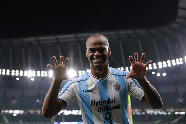울산 주니오가 카타르 도하의 에듀케이션 시티 스타디움에서 열린 2020 AFC ACL F조 조별예선 3차전 퍼스글로리와의 경기에서 극장골을 터트린 후 세리머니를 하고 있다. 프로축구연맹 제공
