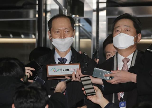 윤석열 검찰총장에 대한 법무부 징계위원회가 열린 10일 오후 윤 총장 측 법률대리인인 이완규(왼쪽) 변호사가 징계위를 마친 후 경기 과천청사 법무부를 나서며 취재진의 질문에 답하고 있다. 오른쪽은 이석웅 변호사. 뉴시스