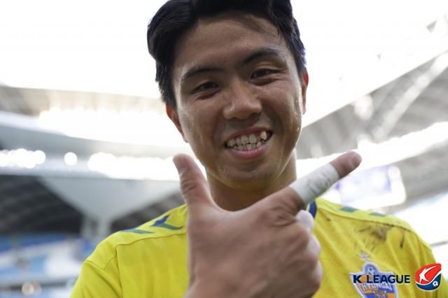 울산 조수혁이 10일 카타르 알와크라 알자누브스타디움에서 열린 2020시즌 아시아축구연맹(AFC) 챔피언스리그(ACL) 베이징궈안과 8강전에서 승리를 이끈 뒤 기뻐하고 있다. 한국프로축구연맹 제공