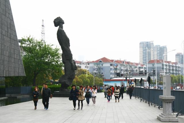 난징대학살기념관 입구의 조형물. ⓒ최종명