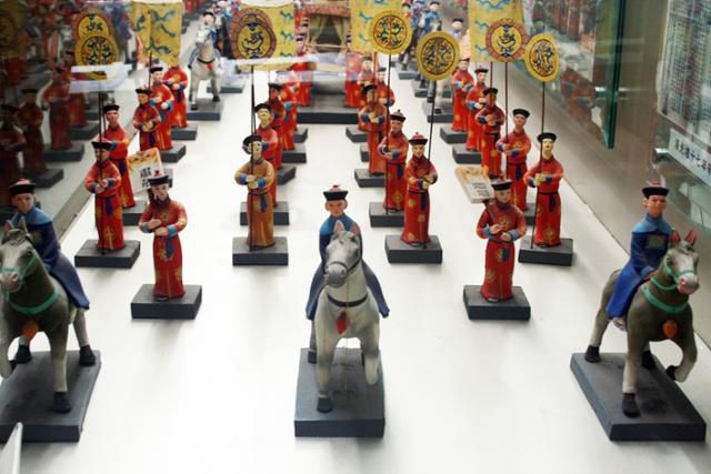 진사에 통과하면 말을 타고 거리를 누볐던 장면을 흙 인형으로 재현해 놓았다. ⓒ최종명