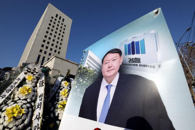 윤석열 검찰총장이 법무부의 정직 2개월 징계 처분은 부당하다면서 제기한 집행정지 신청에 대한 서울행정법원의 심문을 하루 앞둔 21일, 서울 서초동 대검찰청 앞에 윤 총장 지지자들이 설치한 입간판이 세워져 있다. 뉴스1