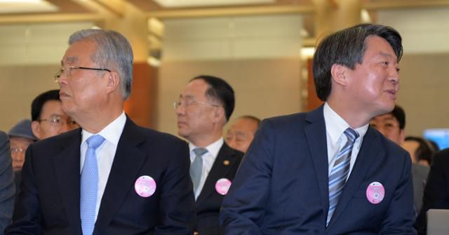 2016년 4월 13일 서울 용산 백범기념관에서 열린 제97주년 대한민국 임시정부 수립 기념식에 참석한 김종인 국민의힘 비상대책위원장(당시는 더불어민주당 대표)과 안철수 국민의당 대표. 신상순 선임기자