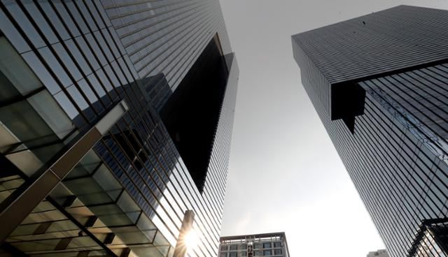 고(故) 이건희 삼성전자 회장의 상속인들이 내야 할 주식분 상속세가 22일 증시 마감과 함께 확정된다. 이날 증시 상황을 보면 주식분 상속세만 11조원을 웃돌 것으로 보인다. 사진은 서울 서초구 삼성 사옥. 사진=연합뉴스