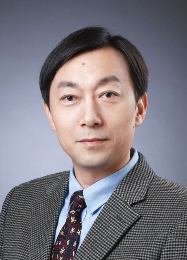 뉴린제 중국 산둥대 한중일 협력연구센터 주임. 뉴 주임은 22일 한국일보 인터뷰에서 코로나19 시대에 한국, 중국, 일본이 당면한 도전을 극복하고 협력 수준을 높이기 위해서는 올해 한국이 개최하려다 무산된 3국 정상회의를 조속히 열어야 한다고 강조했다. 베이징=김광수 특파원