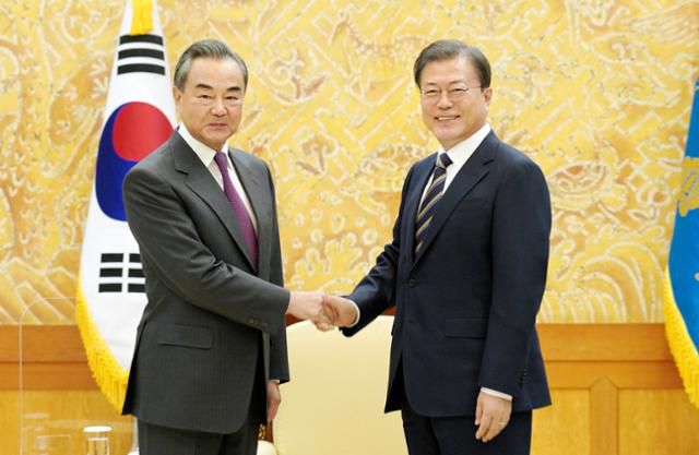 문재인 대통령이 지난달 26일 청와대에서 왕이 중국 외교담당 국무위원 겸 외교부장을 접견하고 있다. 왕 국무위원은 미국 대선이 끝나자 발빠르게 한국과 일본을 연쇄 방문하며 미국의 대중 압박에 맞서 한중일 공조를 다졌다. 뉴시스 스