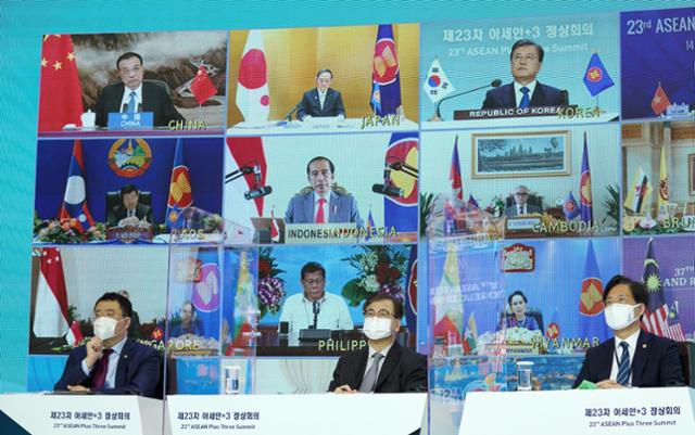 문재인 대통령(화면 위 오른쪽부터), 스가 요시히데 일본 총리, 리커창 중국 총리를 비롯한 각국 정상이 지난달 14일 화상으로 진행된 '아세안+3' 정상회의에 참석해 코로나19 방역 협력을 비롯한 현안을 논의하고 있다. 연합뉴스