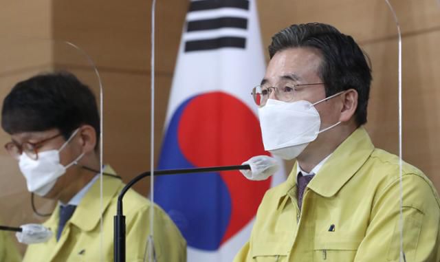 김용범 기획재정부 제1차관이 23일 서울 종로구 정부서울청사 합동브리핑실에서 비상경제 중앙대책본부 겸 뉴딜 관계장관회의 정례브리핑을 하고 있다.뉴시스