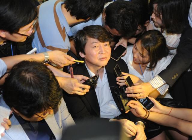 2011년 9월 2일 안철수 서울대 융합과학기술대학원장이 서울 서대문구청에서 열린 `2011희망공감청춘콘서트'에 시골의사 박경철과 함께 참석, 취재진의 질문 세례를 받고 있다. 류효진 기자