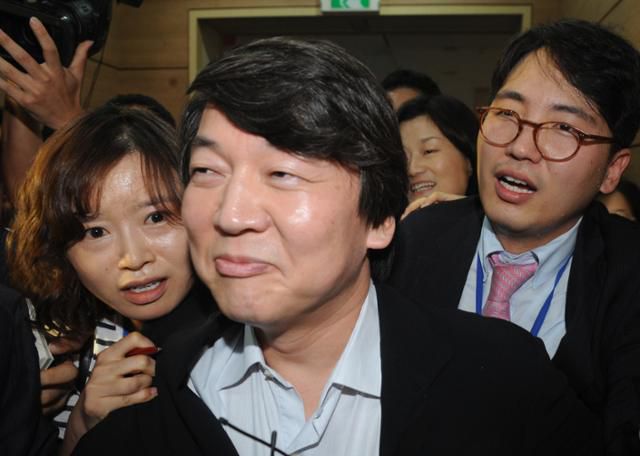 2011년 9월 2일 안철수 서울대 융합과학기술대학원장이 서울 서대문구청에서 열린 `2011희망공감청춘콘서트'에 시골의사 박경철과 함께 참석, 취재진의 질문 세례를 받고 있다. 류효진 기자