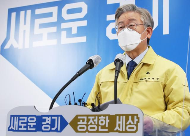 이재명 경기지사가 21일 오후 경기도 수원시 팔달구 경기도청에서 신종 코로나바이러스 감염증(코로나19) 3차 대유행 확산 방지를 위한 긴급방역 대책을 발표하고 있다. 뉴스1