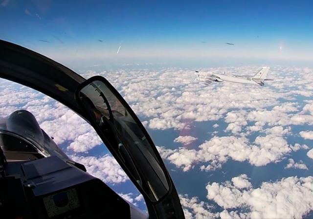 러시아의 Tu-95 전략 폭격기가 22일 중국 훙(H)-6 폭격기와 연합 공중 전략 훈련의 일환으로 서태평양 상공을 비행하고 있다. AP 연합뉴스