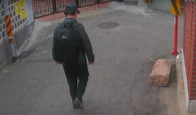 박원순 전 서울시장이 사망 당일인 지난 7월 9일 오전 서울 종로구 가회동 공관을 나서 인근 길을 지나는 모습이 담겨 있다. 연합뉴스