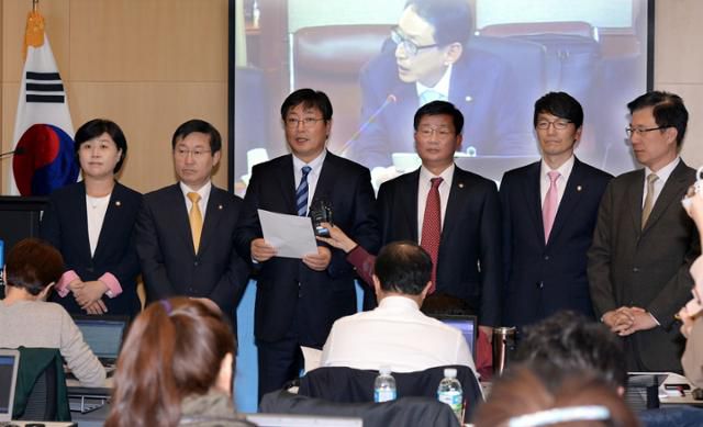 2013년 10월 18일 오후 국회 법제사법위원회의 헌법재판소에 대한 국정감사가 열린 서울 종로구 재동 헌법재판소 기자실에서 민주당 법사위 위원 등이 기자회견을 갖고 국가정보원의 대선·정치 개입 의혹 사건과 관련, 서울중앙지검 특별수사팀의 팀장을 맡아온 윤석열 여주지청장이 업무에서 전격 배제된 것에 대해 규탄을 하고 있다. 왼쪽 두 번째가 박범계 민주당 의원. 왕태석 선임기자