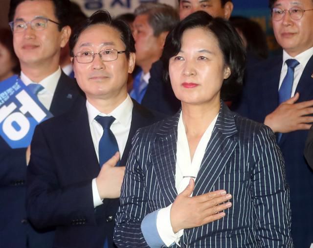 2018년 5월 대전에서 열린 6·13 지방선거 필승결의대회 당시 추미애(오른쪽) 더불어민주당 대표와 박범계 대전시당 위원장이 국기에 경례하고 있는 모습. 연합뉴스