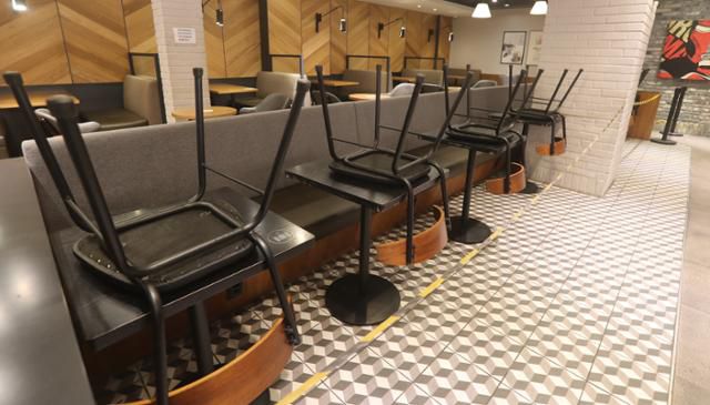 부산의 한 커피 전문점이 사회적 거리두기 2단계로 인해 매장 자리를 치워두고 있다. 연합뉴스