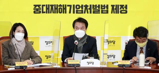 김종철(가운데) 정의당 대표가 4일 국회에서 열린 대표단회의에서 모두 발언을 하고있다. 오대근 기자