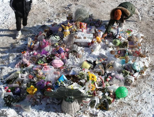 8일 경기 양평군 하이패밀리 안데르센 공원묘원에 양부모의 학대로 생후 16개월 만에 사망한 정인 양을 추모하며 시민들이 가져다 놓은 사진과 꽃 등이 놓여 있다. 연합뉴스