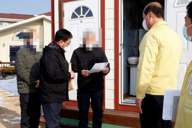 강영석 상주시장(오른쪽 두 번째)이 4일 BTJ열방센터를 직접 방문, 센터 관계자에게 진단검사 및 집합금지 이행명령 공문을 전달하고 방역 협조를 당부했다. 상주시 제공