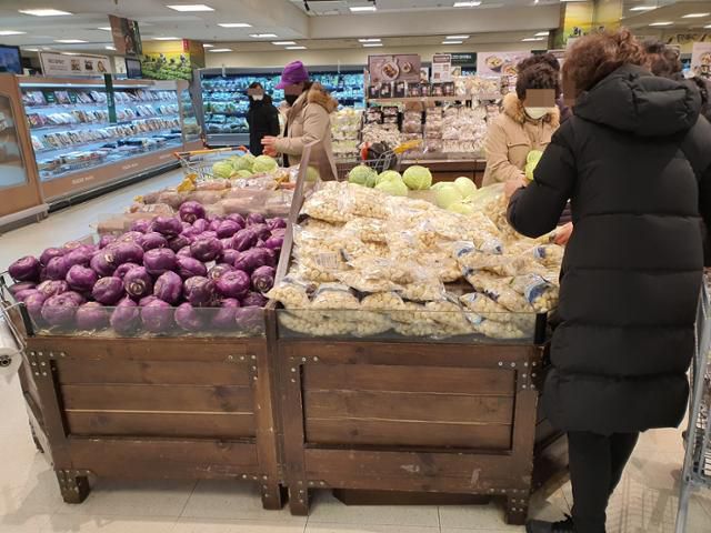 12일 서울 이마트 은평점에서 깐마늘을 소폭 할인해 파는 매대에 사람들이 몰려 있다. 맹하경 기자