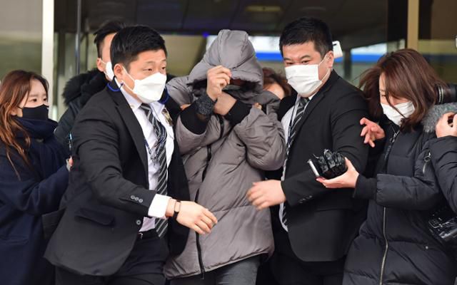 생후 16개월 된 정인이에게 장기간 학대를 가해 숨지게 한 혐의를 받는 양부 안모씨가 13일 서울 양천구 서울남부지방법원에서 첫 재판을 마친 뒤 청사를 빠져나가고 있다. 고영권 기자