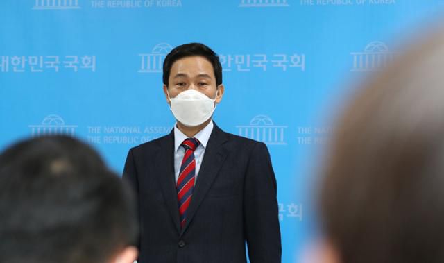 서울시장 재보궐선거 출마를 선언한 우상호 더불어민주당 의원이 14일 국회 소통관에서 서울시민 건강안심 정책 발표 기자회견을 마치고 취재진의 질문에 답하고 있다. 뉴스1