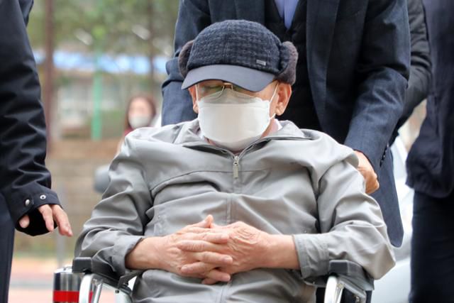 감염병예방법 위반 등 혐의로 기소된 이만희 신천지예수교 증거장막성전(신천지) 총회장이 지난해 11월 18일 오후 경기도 수원시 영통구 수원지방법원에서 열리는 재판에 출석하고 있다. 뉴스1