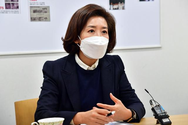 서울시장 출마를 선언한 나경원 국민의힘 전 의원이 15일 마포구 신수동에 있는 아동보호전문기관을 찾아 아동학대 대응체계 현황 및 개선방안에 대해 간담회를 갖고 있다. 국회사진기자단