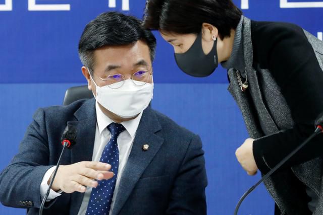 윤호중(왼쪽) 더불어민주당 검찰개혁특위 위원장이 12일 국회 의원회관에서 열린 더불어민주당 검찰개혁특위 4차 회의에서 백혜련 의원과 대화하고 있다. 뉴시스