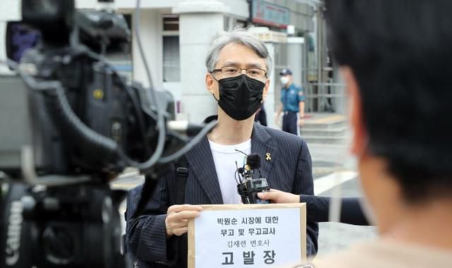 적폐청산국민참여연대 신승목 대표가 지난해 8월 4일 서울 서대문구 경찰청 앞에서 박원순 전 서울시장을 고소한 피해자 A씨의 법률대리인 김재련 변호사를 무고·무고교사 혐의로 고발하기에 앞서 기자회견을 하고 있다. 연합뉴스