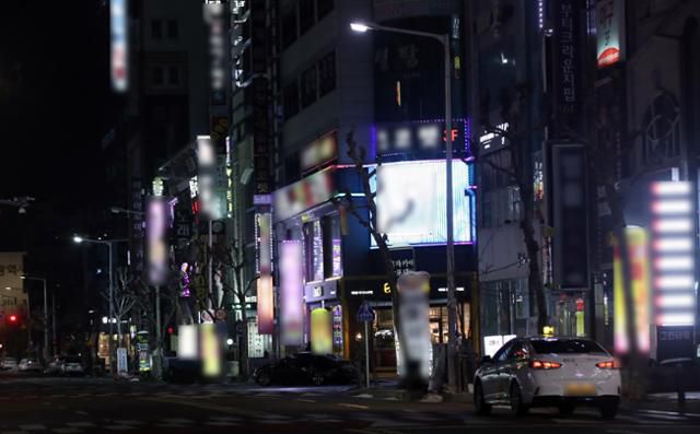 지난 6일 오후 광주의 대표적인 유흥업소 밀집지역인 상무지구에서 일부 업소들이 형평성 없는 정부의 방역 지침에 항의하는 표시로 간판에 불을 켜는 '점등 시위'를 히고 있다. 연합뉴스