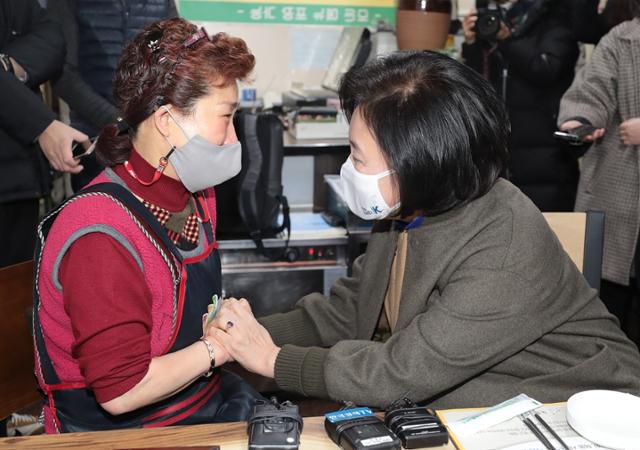 박영선(오른쪽) 중소벤처기업부 장관이 14일 서울 노원구 소재 공릉 도깨비시장을 방문해 코로나19로 어려움을 겪고 있는 상인을 위로하고 있다. 뉴스1