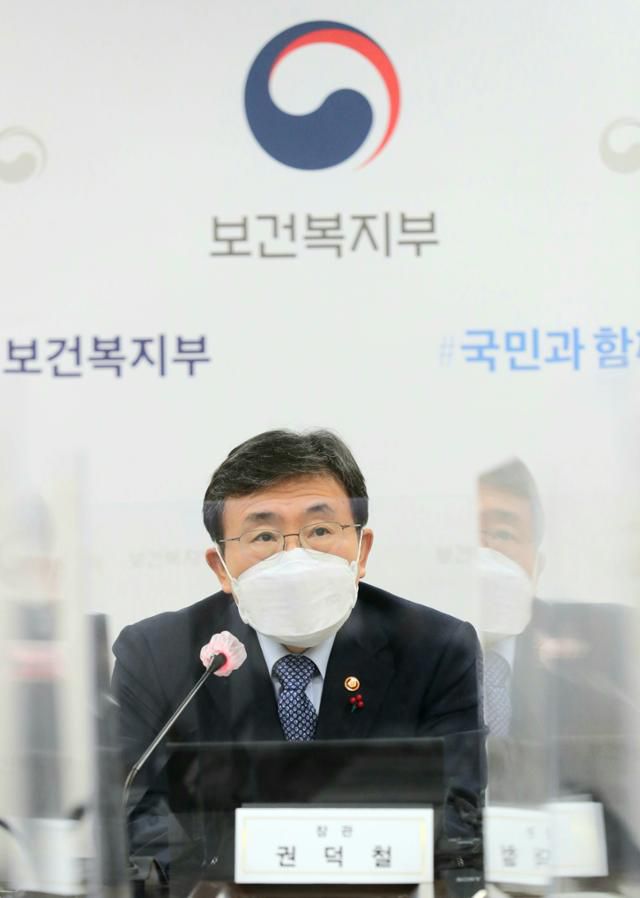 권덕철 보건복지부 장관이 21일 정부세종청사에서 온라인 기자간담회를 열고 출입기자들의 질문에 답하고 있다. 보건복지부 제공