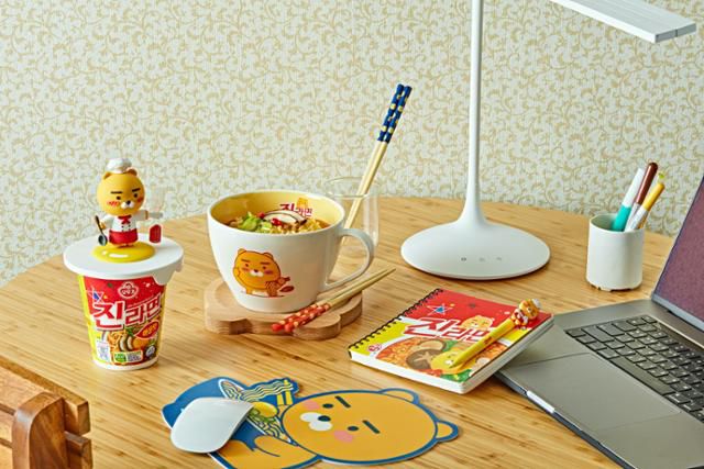 '진라면X라이언' 굿즈는 컵라면 타이머, 라면기, 나무젓가락, 노트펜세트, 마우스패드 등 5종으로 구성돼 있다. 카카오 제공