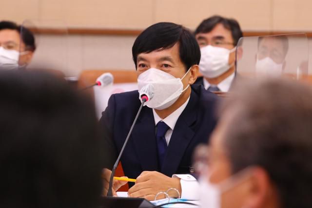 이성윤 서울중앙지검장이 지난해 10월 19일 오전 국회 법제사법위원회에서 열린 서울중앙지검 국정감사에서 의원들의 질문에 답변하고 있다. 오대근 기자