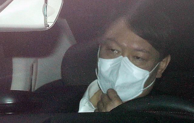 윤석열 검찰총장이 28일 오전 서울 서초구 대검찰청으로 출근하고 있다. 뉴스1