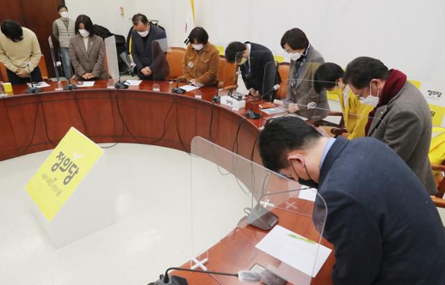 정의당 김윤기 당대표 직무대행, 이은주, 배진교, 류호정 의원 등 참석자들이 26일 서울 여의도 국회에서 열린 전략협의회에서 김종철 전 대표 성추행 사건에 대해 사과하고 있다. 뉴시스