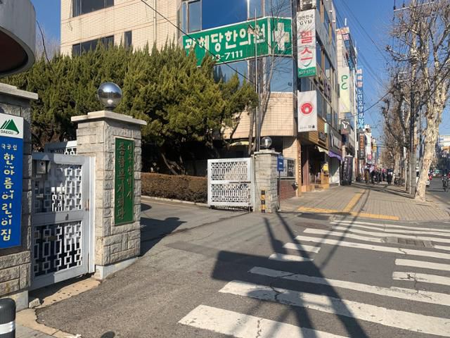 지난해 2월 신천지 신자들이 집단으로 확진되며 코호트 격리조치됐던 대구 남구 성당동 한마음아파트 입구 전경. 김재현 기자 k-jeahyun@hankookilbo.com