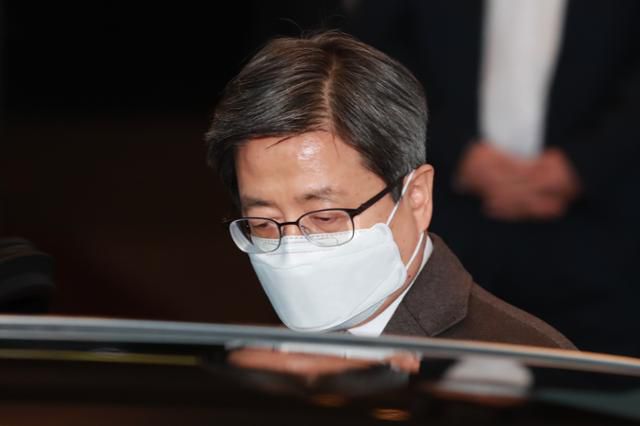 김명수 대법원장이 4일 오후 서울 서초구 대법원에서 퇴근하고 있다. 뉴스1