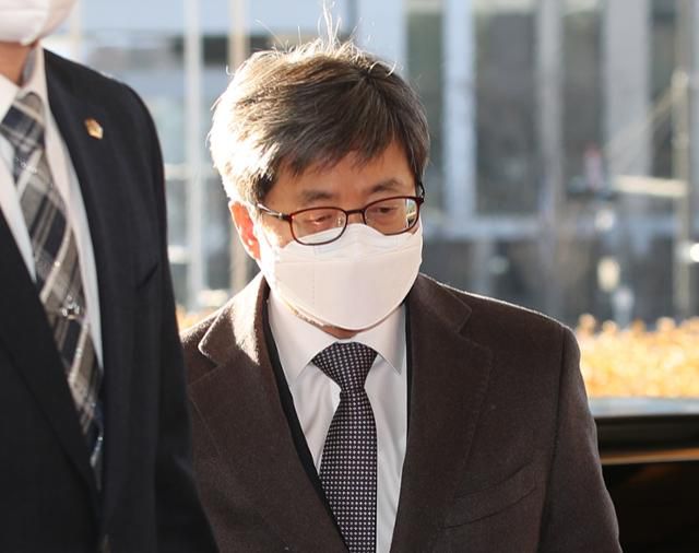 김명수 대법원장이 4일 오전 서울 서초구 대법원으로 출근하고 있다. 연합뉴스