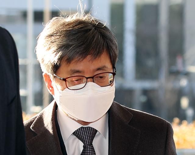 김명수 대법원장이 4일 오전 어두운 표정으로 서울 서초구 대법원으로 출근하고 있다. 연합뉴스