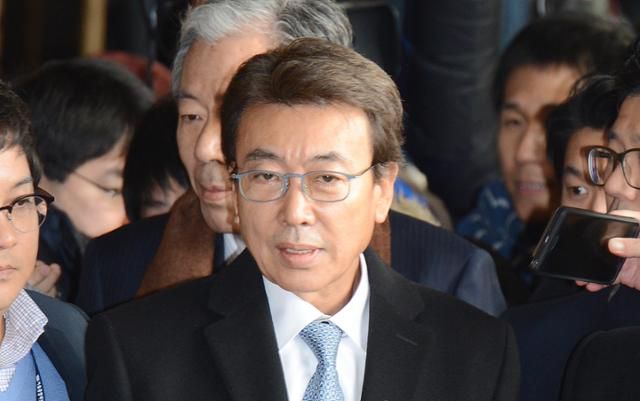 최서원(개명 전 최순실)씨 남편인 정윤회씨가 지난 2014년 12월 서울중앙지검에 세계일보에 대한 고소인 자격으로 출석하고 있다. 당시 세계일보가 정씨의 '국정개입 의혹 문건'을 보도하자, 그는 기자들을 명예훼손 등 혐의로 검찰에 고발했었다. 신상순 선임기자