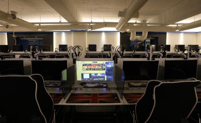 7일 오후 서울 강서구의 한 PC방에서 코로나19 관련 방역기준 영업시간제한 조치에 항의하며 영업을 하지않지만 가게의 불을 켜놓는 점등시위가 진행되고 있다신종 코로나바이러스 감염증(코로나19) 대응 전국자영업자비상대책위원회(비대위)는 업종간 형평성과 합리성이 무시된 획일적인 영업시간 제한은 폐지돼야 한다고 밝히고, 3일간 이어지는 점등 시위 후에도 방역당국의 조치가 없으면 오후 9시 이후에도 가게 문을 여는 방역 불복 개점시위를 진행할 계획이다. 뉴스1