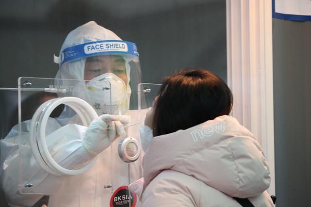 국민의당 안철수 대표가 설 연휴 첫날인 11일 오전 서울역 임시선별진료소에서 신종 코로나바이러스 감염증(코로나19) 검체 채취 의료 봉사를 하고 있다. 연합뉴스