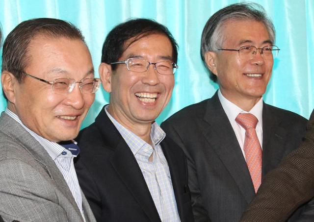 박원순(가운데) 전 서울시장이 2011년 야권 대통합 추진기구인 '혁신과통합' 상임대표단인 문재인 대통령(당시 노무현재단 이사장), 이해찬 민주당 대표와 함께한 모습. 연합뉴스